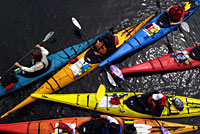 Touristen machen sich bereit zum Kajak-Ausflug, Vancouver Insel, Kanada.