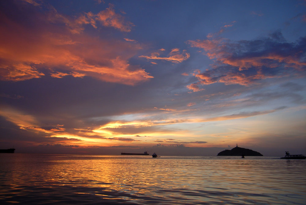 Sonnenuntergang am Hafen von Santa Marta, Kolumbien.