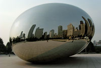 Spiegelungen in der bohnenförmigen Skulptur Cloud Gate, Milleniumpark, Chicago, USA.