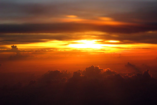 Und plötzlich grüsst die Abendsonne, auf dem Flug nach Quito.