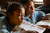 Mädchen lernen aus Schulbuch, Ostnepal.