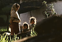 Mutter mit Kindern im Morgenlicht, Nepal.
