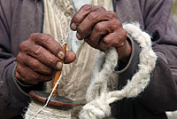 Mann spinnt Wolle, Humla, Nepal.
