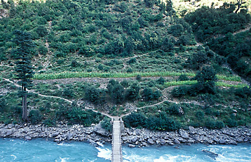 Was eine Brücke bewirkt, Torwal, Swat, Pakistan, 2005