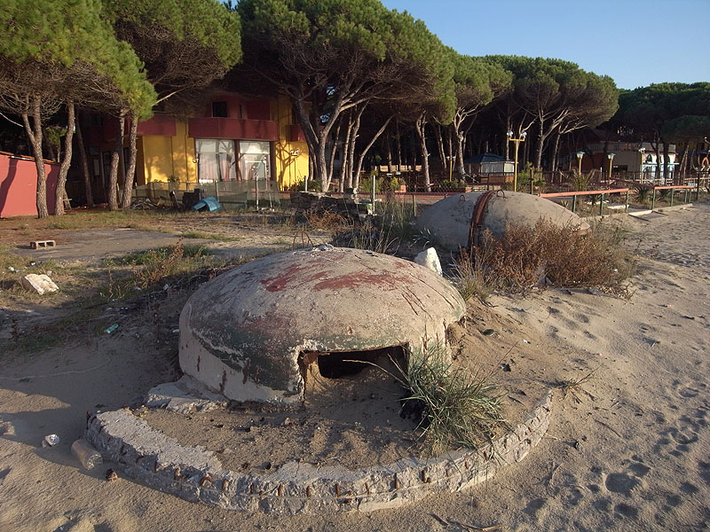 Bunker und Bungalows bei Durres